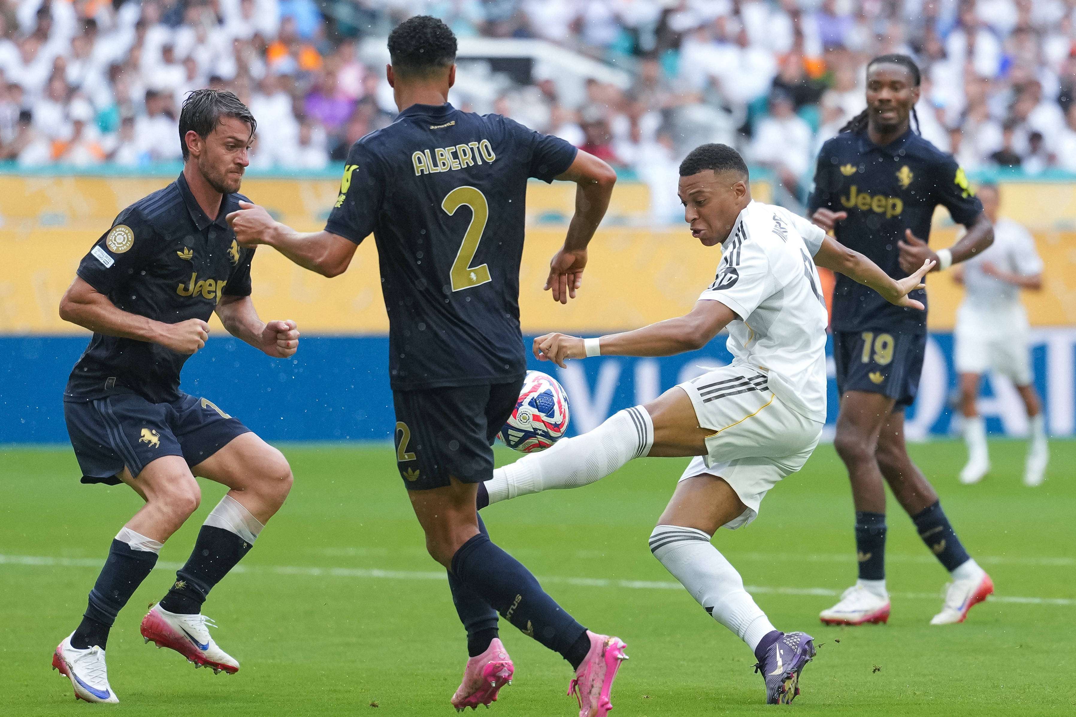 皇马卫冕成功,八强赛事精彩展开,士气大振 皇马卫冕成功,八强赛事精彩展开,士气大振