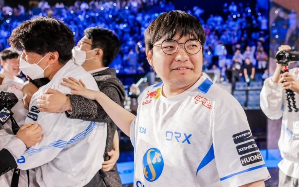 SHR翻盘KT,Deft操刀奇招英雄翻盘峡谷大战成都决赛之夜,点燃全场激情 SHR翻盘KT,Deft操刀奇招英雄翻盘峡谷大战成都决赛之夜,点燃全场激情