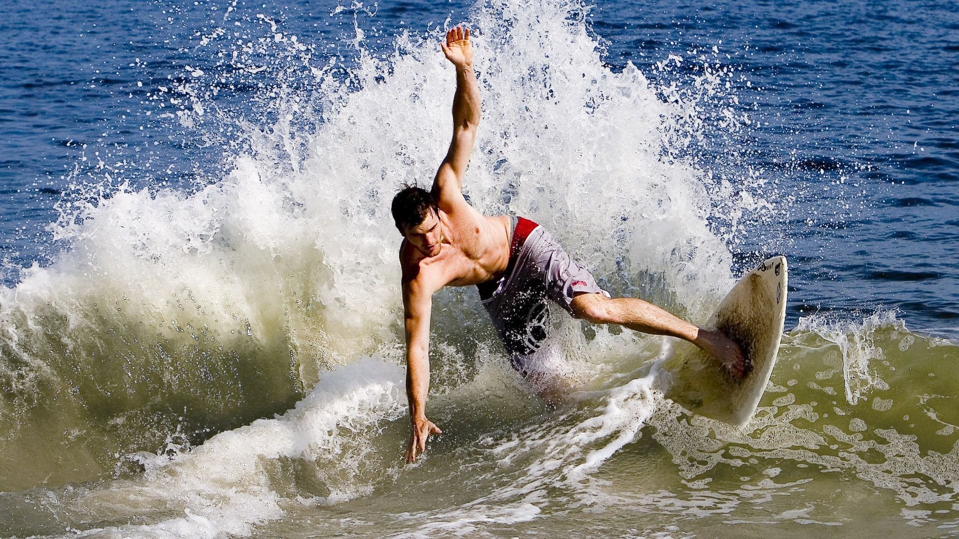 双重冲击，萨拉赫高效破局vs芬兰团队压制，足球世界的两条胜利法则
