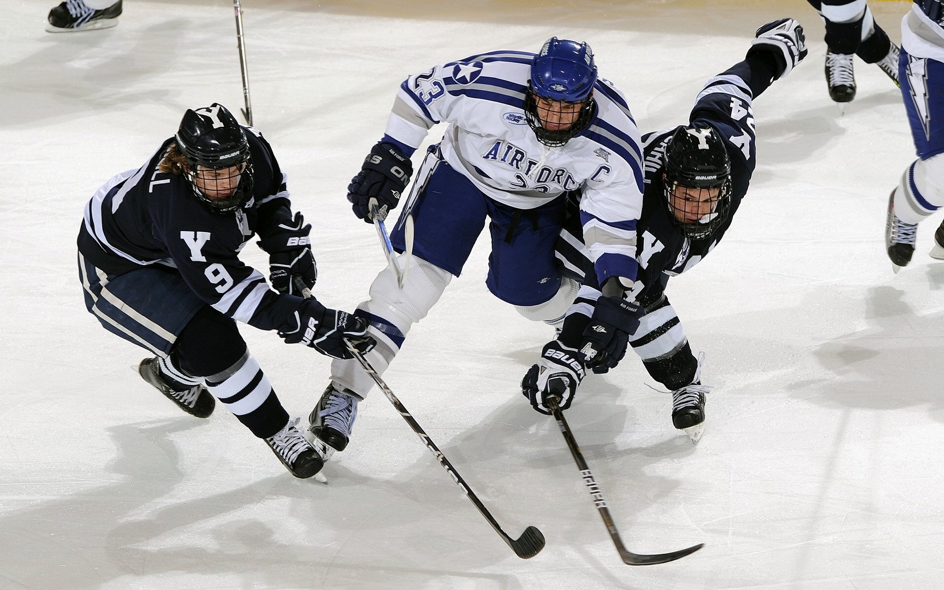 欧冠半决赛之夜,皮克用坚盾捍卫巴萨,斗牛士精神再现绿茵