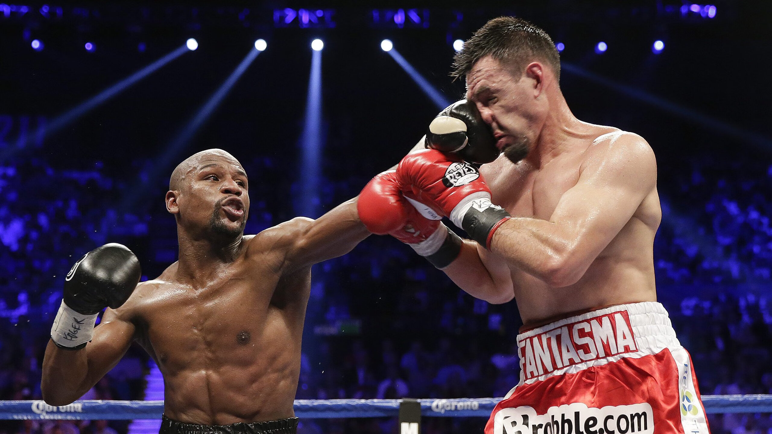 当团队篮球的洪流撞上三分史诗,恩比德的降维打击与库里的神仙三分,谁定义了现代篮球?